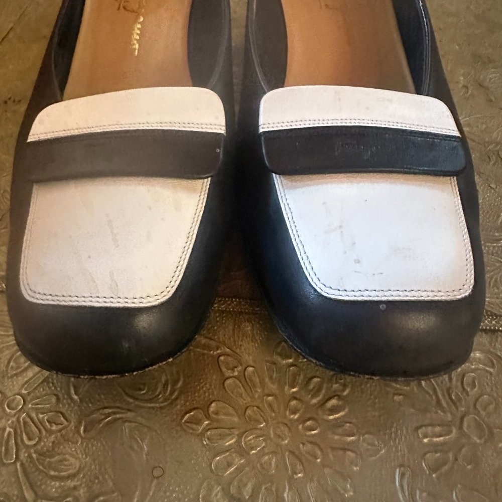 SALVATORE FERRAGAMO Davidia Navy and White Block Heel Shoes - 8 ½ - Picture 14 of 15